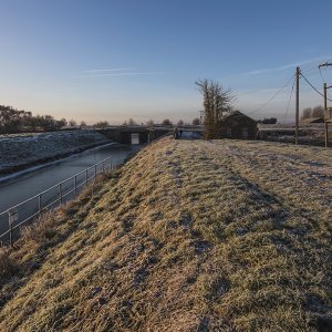 walk dogs frosty nest to Duckpool Lane drain - pump house16-12-22_39-2.jpg